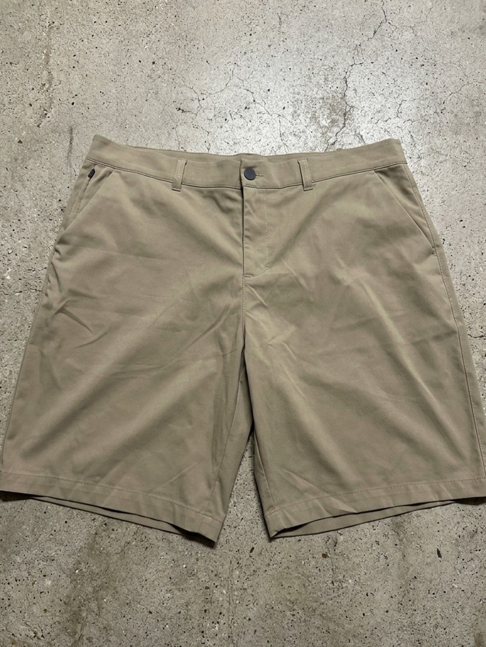 32 Degrees Cool Men's Flat-Front Shorts in Khaki Clean Tailored Size 38